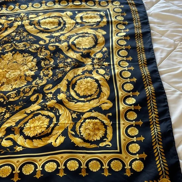 Authentic Versace Baroque Design Black Gold Printed 100% Silk Twill Scarf 33.5" - Picture 7 of 16